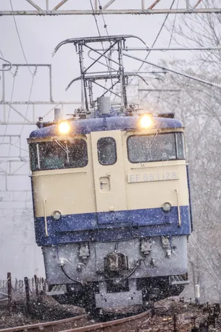 吹雪の中を走る力強い機関車