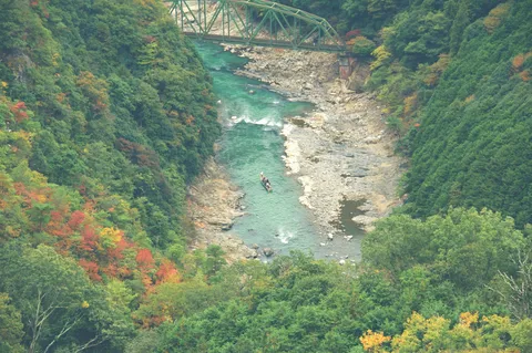 秋の渓流、ちっちゃな船旅