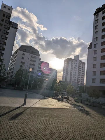 ビルの間からの希望