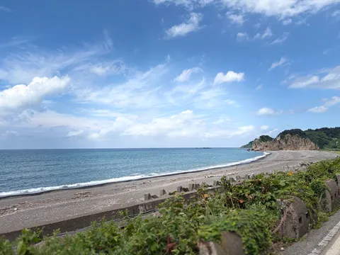 海風と岩影の夏の浜辺