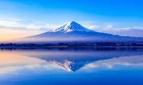 湖面に映る冬の富士山