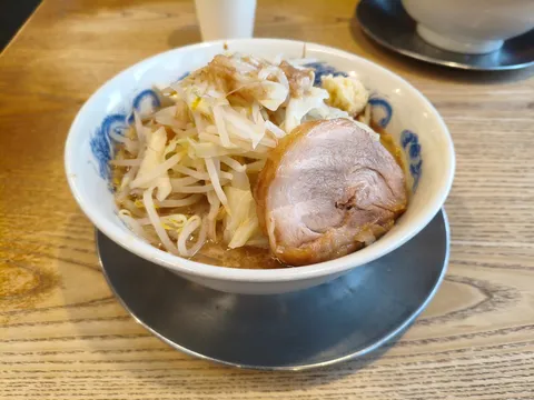 一杯のラーメン、熱々の湯気