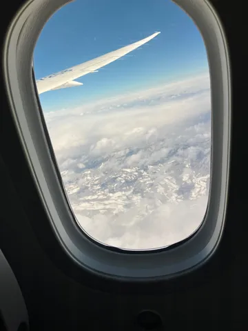 窓辺に広がる青と雲の旅路