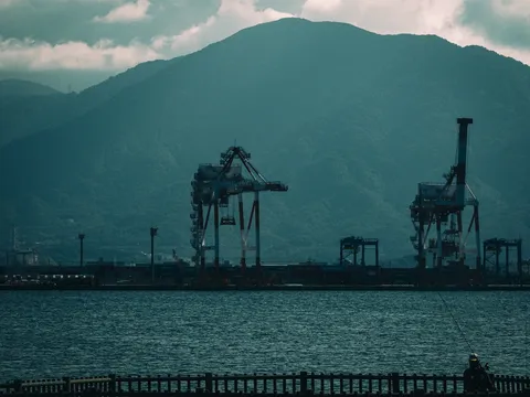 港に影を映す重機の夕景