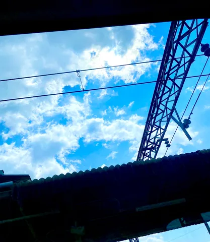 電線と空と、列車を待つ時間
