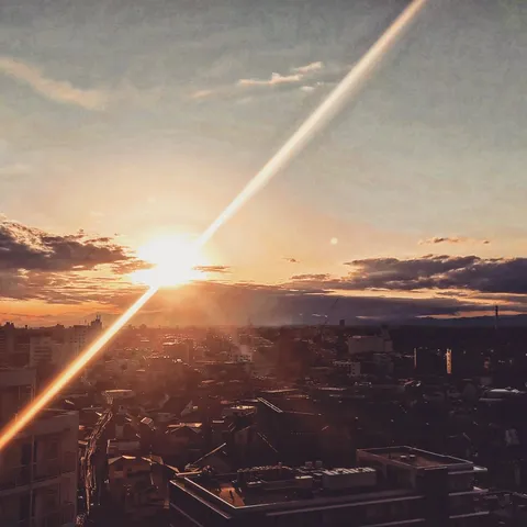 街を貫く夕焼けの光