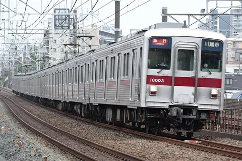 映える通勤列車の瞬間