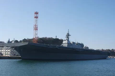護衛艦「いずも」が悠然と港に佇む