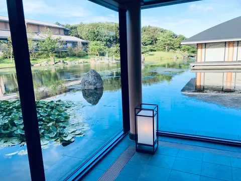水辺の光と静寂の風景