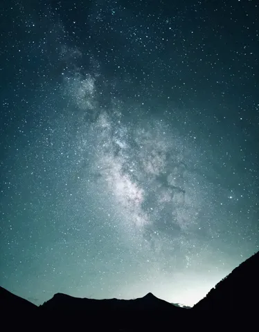 星降る夜に、山並みを望む