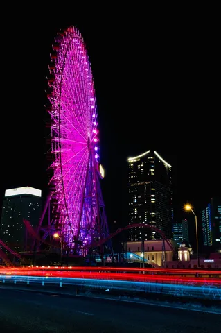 紫夜に伸びる光の輪