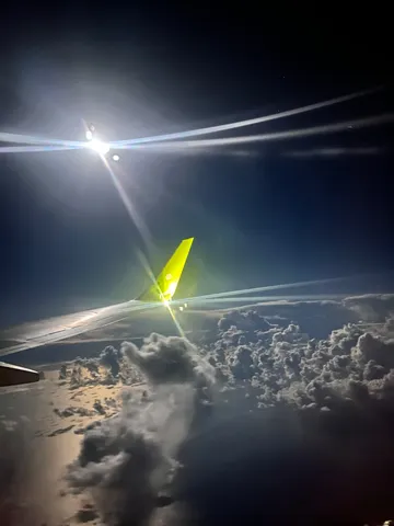 夜空を彩る飛行機の翼