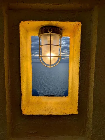 窓辺の灯りと静かな海