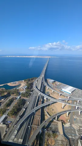 海を渡る巨大なインフラの風景