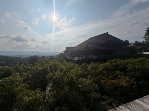 緑に抱かれた古都の寺院