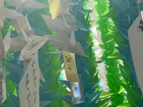 祈りを紡ぐ千羽鶴