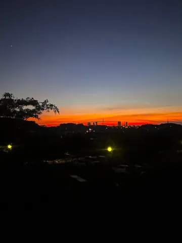 空と街の静かな夜明け