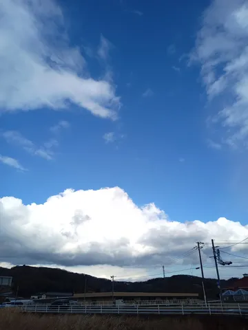 雲と青空、そして日常の風景