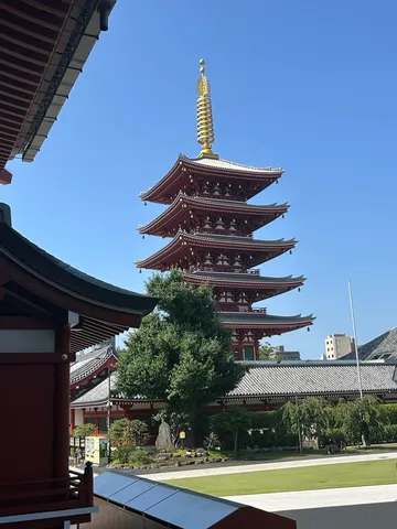 空にそびえる五重塔