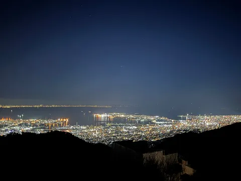夜景と静かな空の広がり