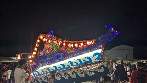 祭りの夜、光り輝く船の宴