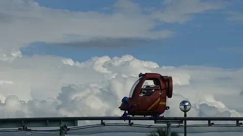 空を走る小型ヘリの影