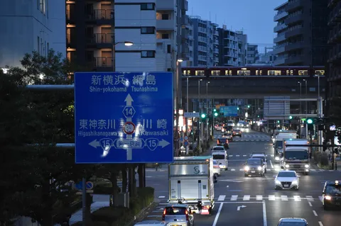 標識の誘惑と夜の電車