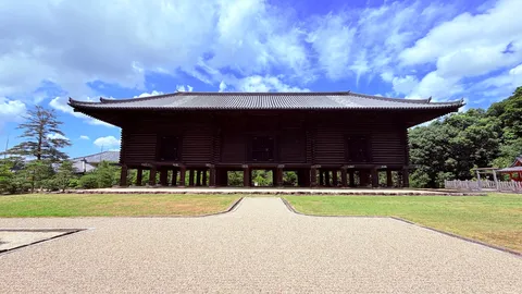 木造建築と青空の対話
