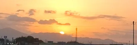 夕焼けと灯台、穏やかな空