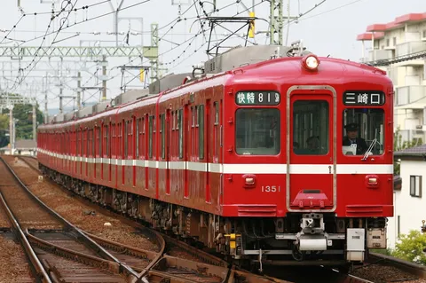 真紅の特急、線路を力強く進む