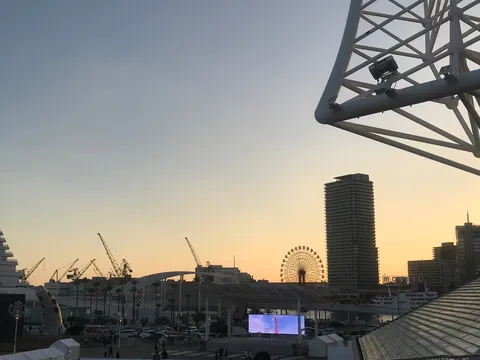 夕暮れの港町、灯る観覧車