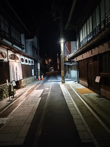 夜の路地に灯る静寂