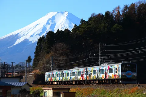 雪化粧の富士とキャラクター列車