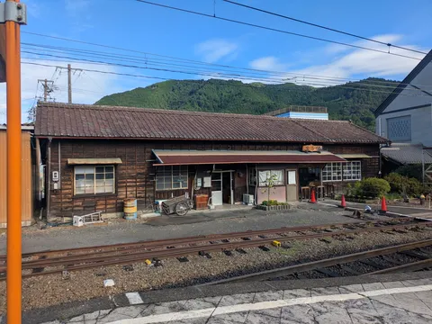 山間のノスタルジック駅舎、時が止まったよう