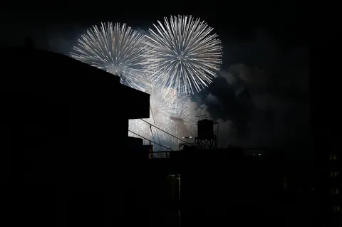 街明かりと夜空を彩る花火