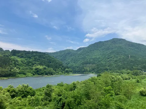 緑深き山と悠々たる川