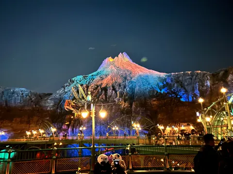 夜空に輝く光の噴煙