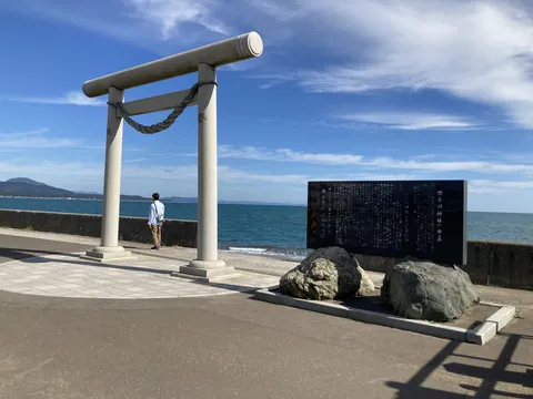 青い海と空、佇む鳥居