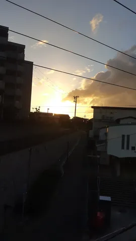 黄昏の街と静かな線路