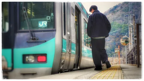 列車の発着と見つめる人