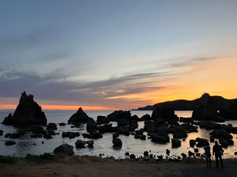 岩と夕焼けのコントラスト