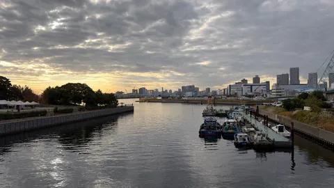 水面に映る空、港町の静寂
