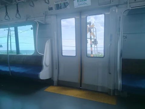 海辺を走る電車の窓からの景色