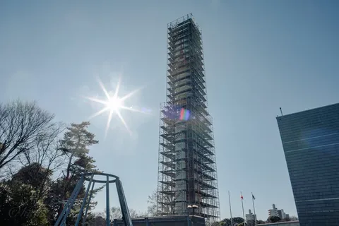 建設中のタワーと青空