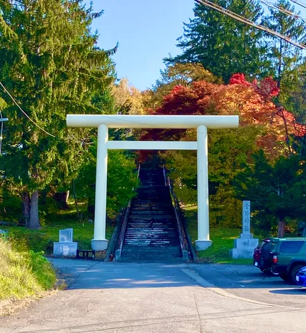 静寂を呼ぶ、紅葉の階段