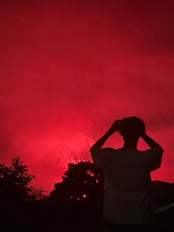夜空を染める真紅の光