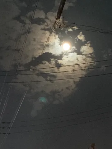 月明かりと電線の夜空
