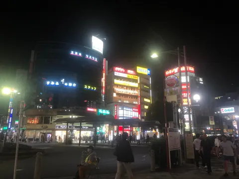 夜のネオンが呼ぶ街角