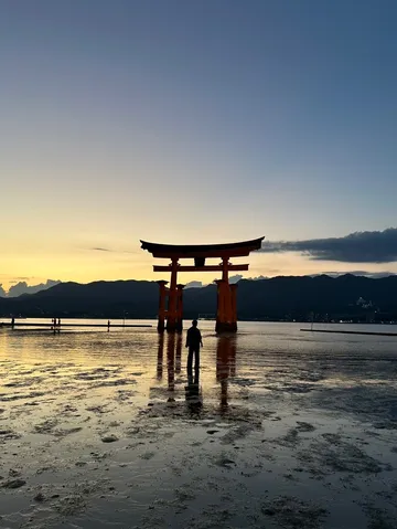 夕映えに立つ鳥居