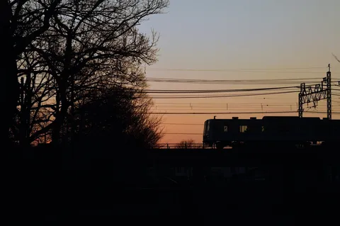 夕暮れを駆ける電車のシルエット